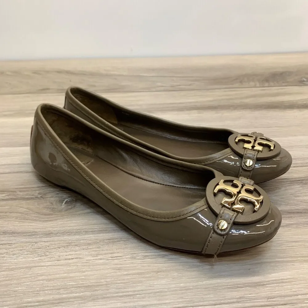 TORY BURCH‎ Gabriel Gold Medallion Logo Flats Glossy Dark Taupe Leather Size 7.5